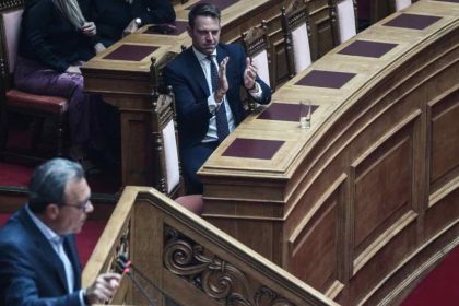 Πλεύρης για Κασσελάκη στη Βουλή: «Προσβολή του κοινοβουλίου και TikTok με φτυάρια»
