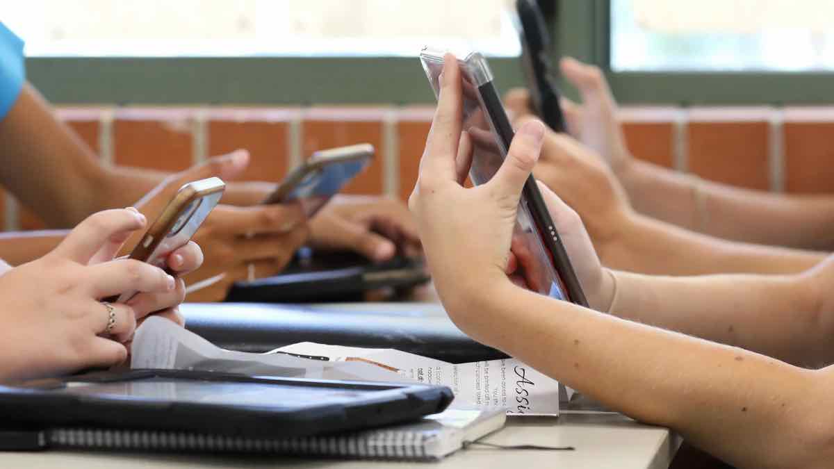 «Κόφτη» στα 60 λεπτά για τη χρήση smartphones από τους μαθητές βάζει μελέτη του ΟΟΣΑ