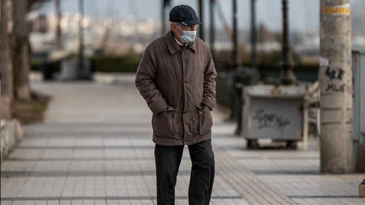 «Θερίζουν» κορωνοϊός και ιώσεις - Σύσταση για χρήση μάσκας σε κλειστούς χώρους, νοσοκομεία και ΜΜΜ