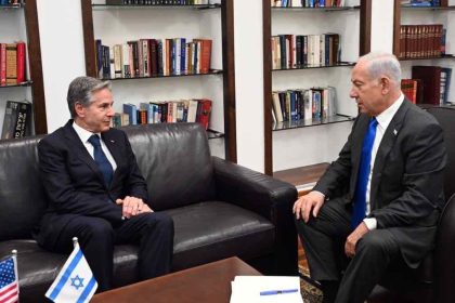 Στο Ισραήλ ο Μπλίνκεν: «Είμαστε εδώ, δεν πάμε πουθενά» λέει ο Αμερικανός ΥΠΕΞ