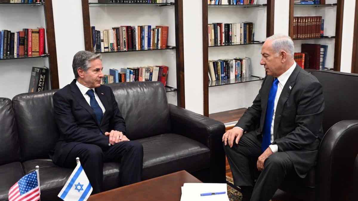 Στο Ισραήλ ο Μπλίνκεν: «Είμαστε εδώ, δεν πάμε πουθενά» λέει ο Αμερικανός ΥΠΕΞ