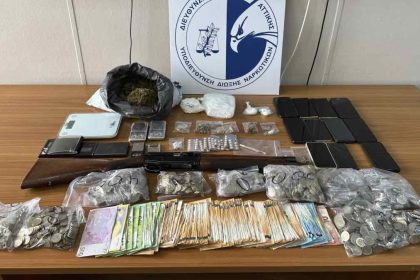Μπαράζ συλλήψεων για διακίνηση κοκαΐνης, χασίς και φαρμακευτικών χαπιών στην Αττική