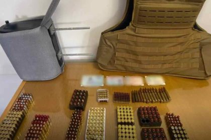 Σύλληψη 22χρονου «Ράμπο» στην Αττική - Έκρυβε ολόκληρο οπλοστάσιο μέσα στο σπίτι του