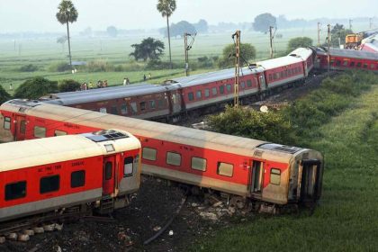 Ινδία: Τουλάχιστον 10 νεκροί από σύγκρουση τρένων