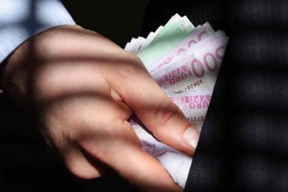 45χρονος απατεώνας παρίστανε υπάλληλο του Υπουργείου Οικονομικών για να αποσπάσει χρήματα