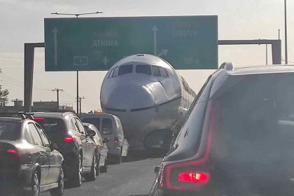 Αεροπλάνο «προσγειώθηκε» στην Εθνική Οδό και άφησε έκπληκτους τους οδηγούς (Pics)