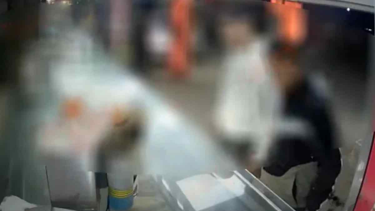 Ασπρόπυργος: Ρομά έκλεψαν τυρόπιτες και χυμούς από μαγαζί - Δείτε Βίντεο