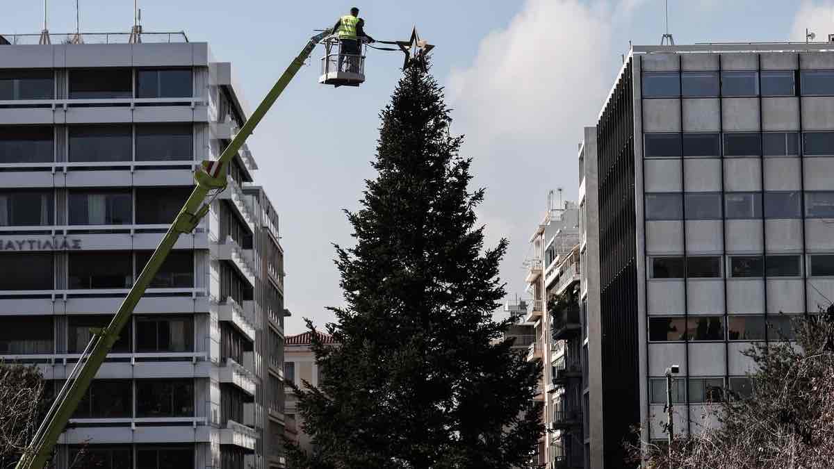 Σε ρυθμούς Χριστουγέννων στην Αθήνα - Στόλισαν το δέντρο στο Σύνταγμα