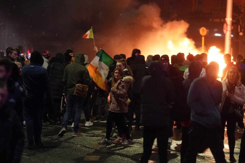 Άγρια νύχτα στο Δουβλίνο: Συγκρούσεις μετά την επίθεση άνδρα με μαχαίρι -Καίνε ΙΧ και λεωφορεία