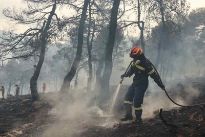 Ανεξέλεγκτη η φωτιά στην Κάρυστο – Εκκενώσεις χωριών