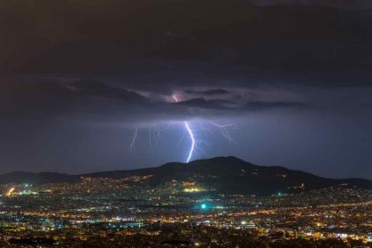 Κακοκαιρία: Πού αναμένονται βροχές και καταιγίδες τις επόμενες ώρες – Χάρτες