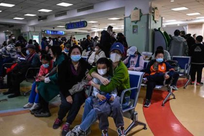 Τεράστιες ουρές σε νοσοκομεία του Πεκίνου -Εξαπλώνεται η μυστηριώδης αναπνευστική νόσος