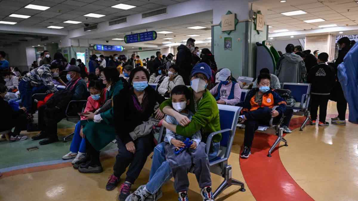 Τεράστιες ουρές σε νοσοκομεία του Πεκίνου -Εξαπλώνεται η μυστηριώδης αναπνευστική νόσος