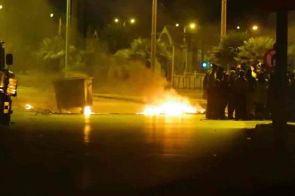 Ασπρόπυργος: Ρομά άναψαν φωτιές και πετούν πέτρες σε αστυνομικούς - Κλειστή η ΝΑΤΟ προς Λιόσια
