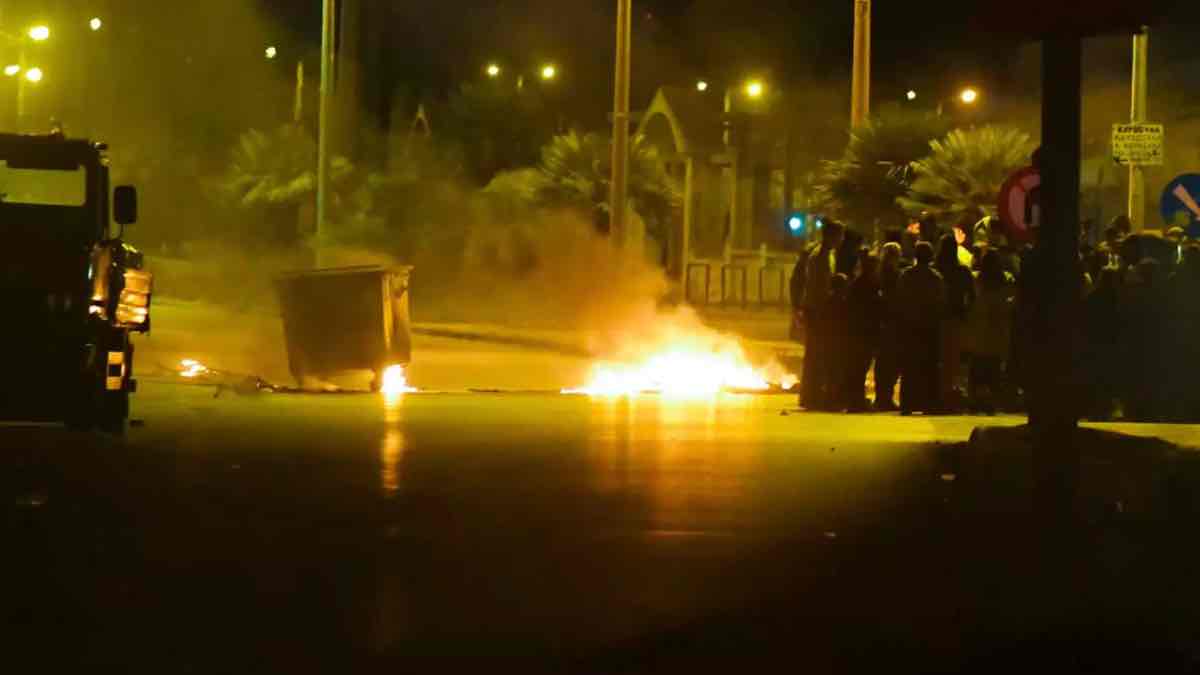 Ασπρόπυργος: Ρομά άναψαν φωτιές και πετούν πέτρες σε αστυνομικούς - Κλειστή η ΝΑΤΟ προς Λιόσια