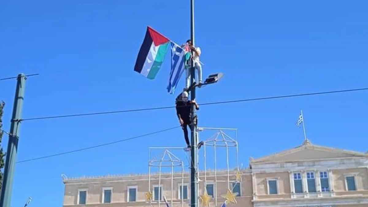 Συνελήφθη Παλαιστίνιος που ανέβασε σημαία της χώρας του στο Σύνταγμα