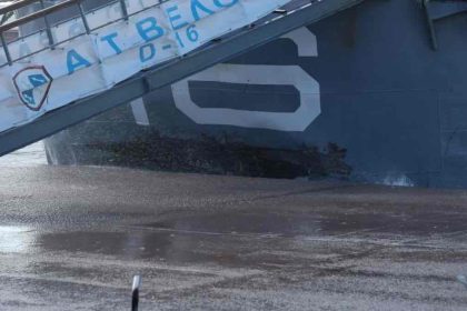 Ρήγμα στο αντιτορπιλικό «Βέλος» -Χτυπήθηκε από τα κύματα στην παραλία Θεσσαλονίκης [ΦΩΤΟ]