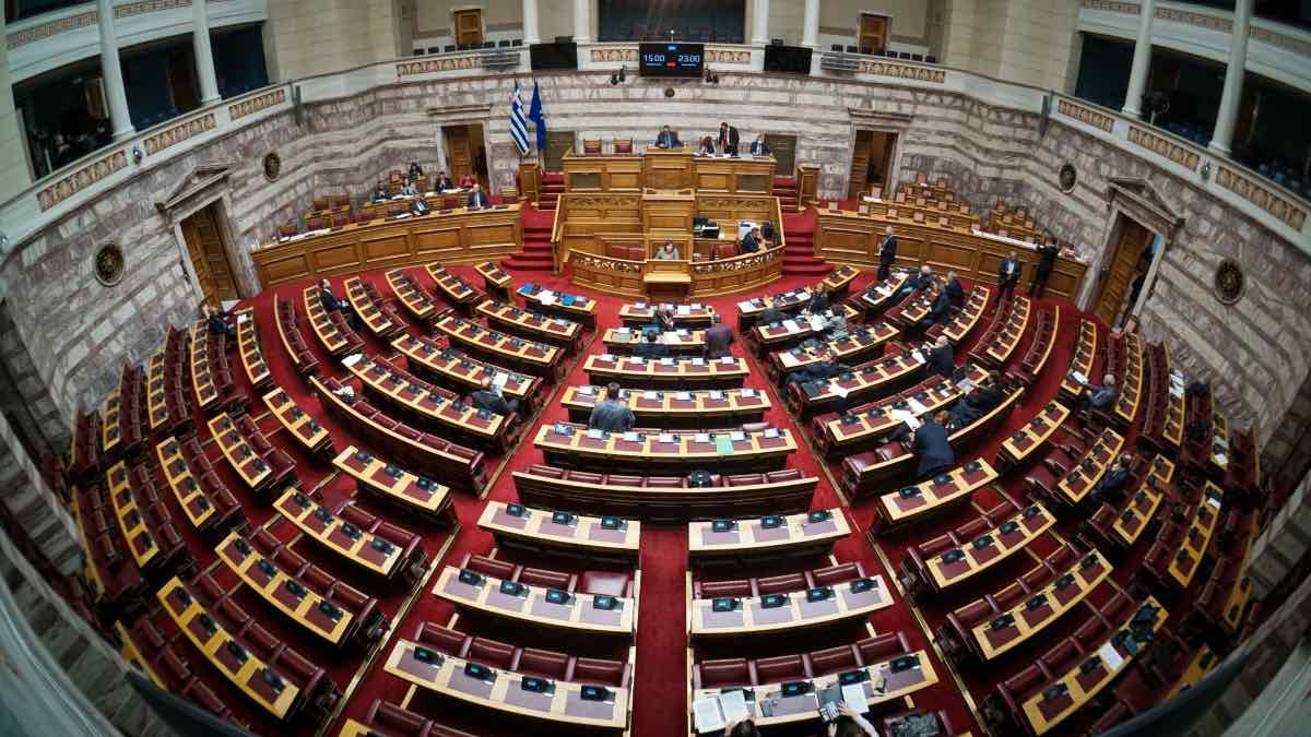Βουλή: Υπερψηφίστηκε ο προϋπολογισμός: Τι φέρνει σε μισθωτούς, συνταξιούχους, δημόσιους υπαλλήλους