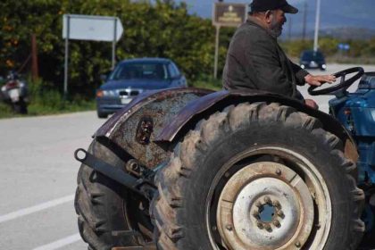 Αγρότες: Έκλεισαν για μια ώρα συμβολικά την παλιά εθνική οδό Βόλου - Λάρισας