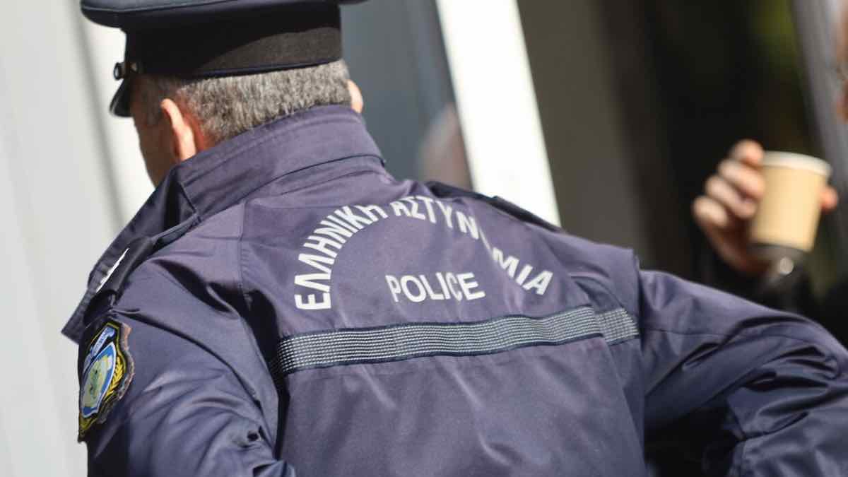 Χειροπέδες σε δύο αστυνομικούς για εκβιασμούς ιδιοκτητών καταστημάτων και δωροληψίες