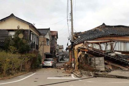 Μετρά τις πληγές της η Ιαπωνία μετά τον σεισμό των 7,6 Ρίχτερ - Καταστροφές σε σπίτια και δρόμους
