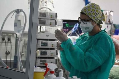Κορωνοϊός: Σε έξαρση τα κρούσματα - 229 νέες εισαγωγές στα νοσοκομεία