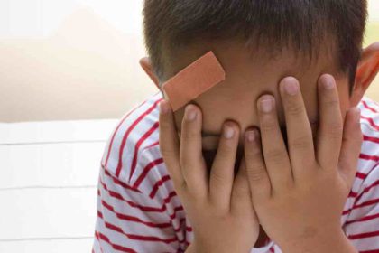 Φρίκη στα Μέγαρα: Πατριός ξυλοκόπησε το 4χρονο παιδί του - Είναι διασωληνωμένο στο «Θριάσιο»