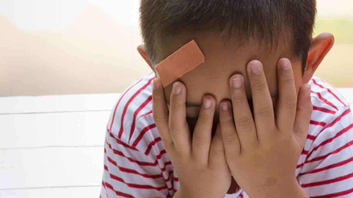 Φρίκη στα Μέγαρα: Πατριός ξυλοκόπησε το 4χρονο παιδί του - Είναι διασωληνωμένο στο «Θριάσιο»