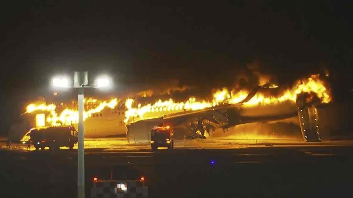 Τόκιο: 5 νεκροί από αεροπορική τραγωδία – Σύγκρουση αεροσκαφών στο αεροδρόμιο [ΒΙΝΤΕΟ]