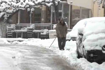 Επελαύνει η κακοκαιρία «Avgi»: Το χιόνι κάλυψε τα πάντα στα Βίλια – Στα «λευκά» και η Εύβοια