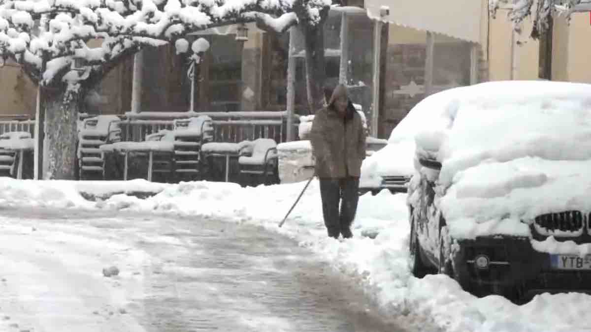 Επελαύνει η κακοκαιρία «Avgi»: Το χιόνι κάλυψε τα πάντα στα Βίλια – Στα «λευκά» και η Εύβοια