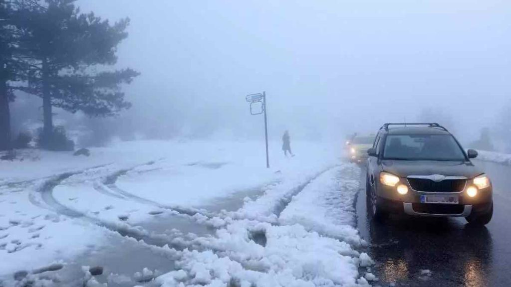 Κλειστή η λεωφόρος Φυλής από Μονή Κλειστών προς Δερβενοχώρια λόγω χιονόπτωσης
