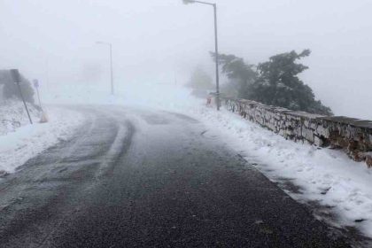 Κλειστή η λεωφόρος Φυλής από Μονή Κλειστών προς Δερβενοχώρια λόγω χιονόπτωσης