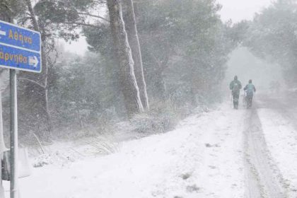 Έφτασαν τα πρώτα χιόνια στην Πάρνηθα - Ραγδαία πτώση θερμοκρασίας