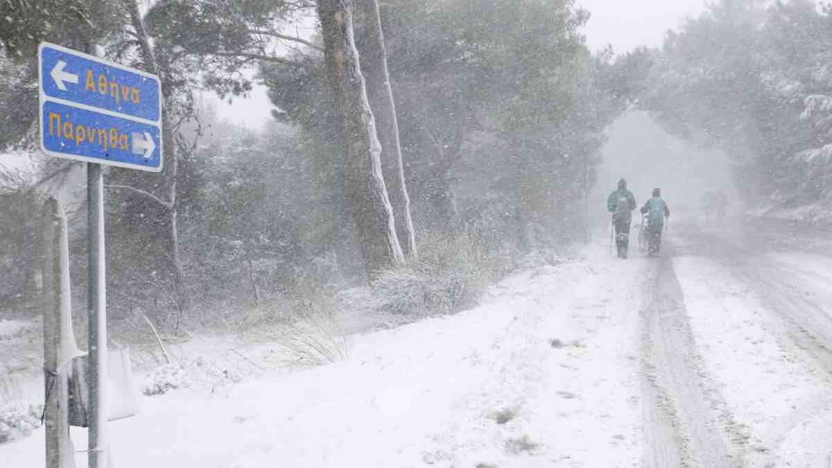 Έφτασαν τα πρώτα χιόνια στην Πάρνηθα - Ραγδαία πτώση θερμοκρασίας