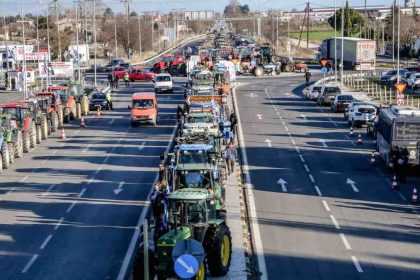 Αγρότες: Μπλόκα από σήμερα σε εθνικές και επαρχιακές οδούς και κάθοδος στην Αθήνα
