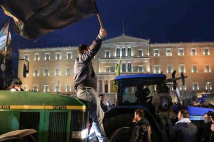 Αγρότες: Συνεχίζονται οι ολιγόωροι αποκλεισμοί δρόμων - Αύριο η κάθοδος των τρακτέρ στην Αθήνα