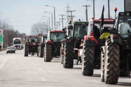 Σκληραίνουν τη στάση τους οι αγρότες: Απέκλεισαν επί 40' τον κόμβο Νίκαιας