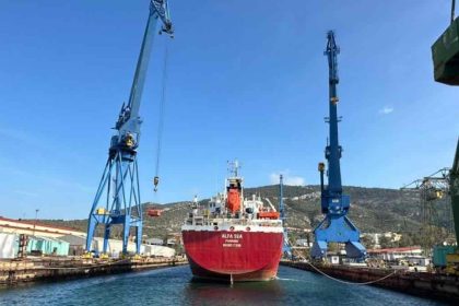 «Έσπασε το ρόδι» στα Ναυπηγεία Σκαραμαγκά: Το πρώτο πλοίο κατέπλευσε για επισκευές
