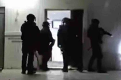 Δυτική Αττική: Βίντεο από τη μεγάλη αστυνομική επιχείρηση σε καταυλισμό Ρομά -Βρέθηκαν όπλα και σφαίρες