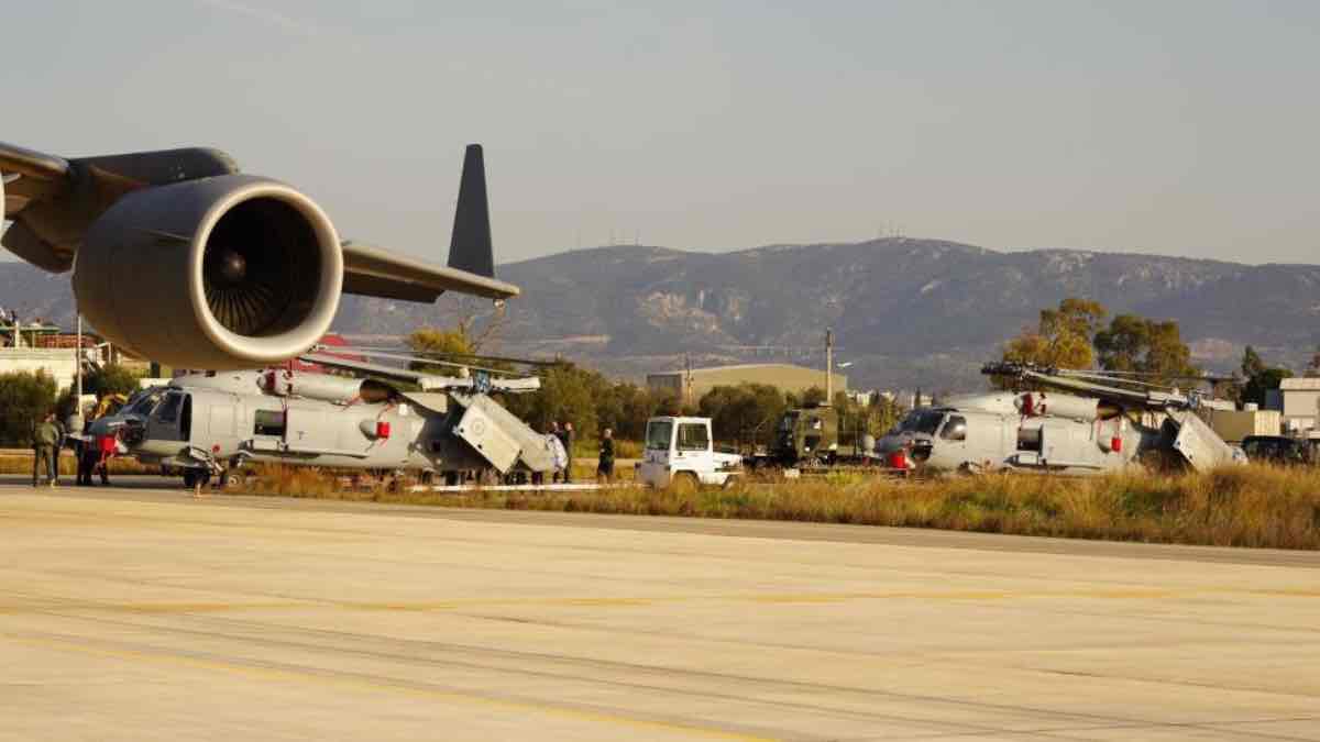 Στην Ελευσίνα τα 2 πρώτα ανθυποβρυχιακά ελικόπτερα MH-60R