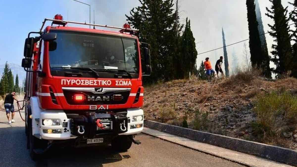 Όχημα έπιασε φωτιά εν κινήσει στην Αθηνών-Κορίνθου, στο ύψος της Κακιάς Σκάλας