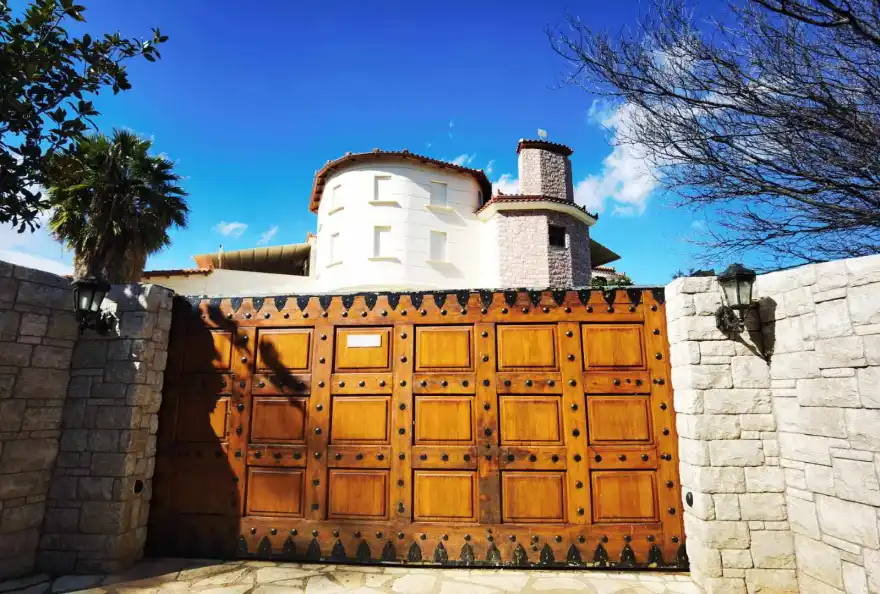 Στο «σφυρί» το πολυτελές σπίτι «φρούριο» του Χρήστου Γιαλιά στη Μάνδρα