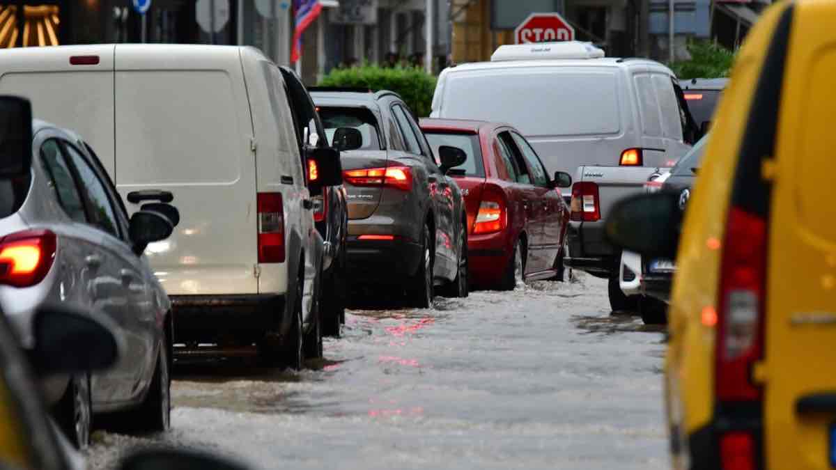 Διακοπή κυκλοφορίας στην παραλιακή λόγω πλημμύρας - Μπλοκαρισμένος ο Κηφισός στο ρεύμα ανόδου
