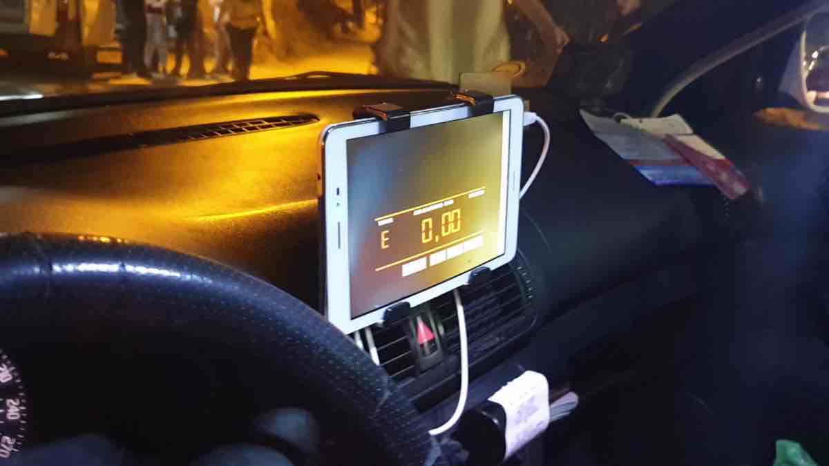 Στη «φάκα» της ΕΛ.ΑΣ. ταξιτζήδες - Είχαν αντικαταστήσει το ταξίμετρο με... tablet