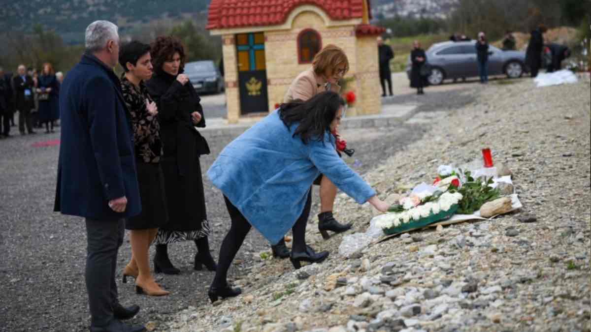Βαριά ατμόσφαιρα και δάκρυα στο τρισάγιο για τα θύματα της τραγωδίας στα Τέμπη