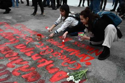 Φοιτητές ξαναέγραψαν τα ονόματα των νεκρών των Τεμπών μπροστά στη Βουλή