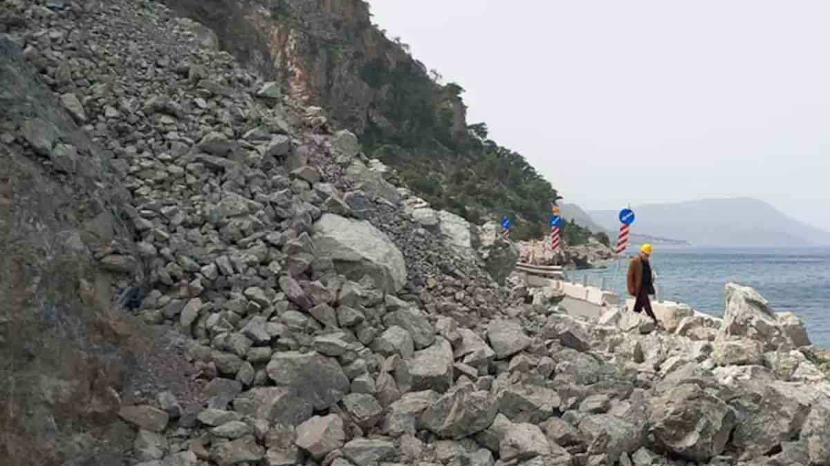 Μεγάλη κατολίσθηση βράχων στο Αλεποχώρι - Κλειστός ο δρόμος μέχρι τη 1η Απριλίου