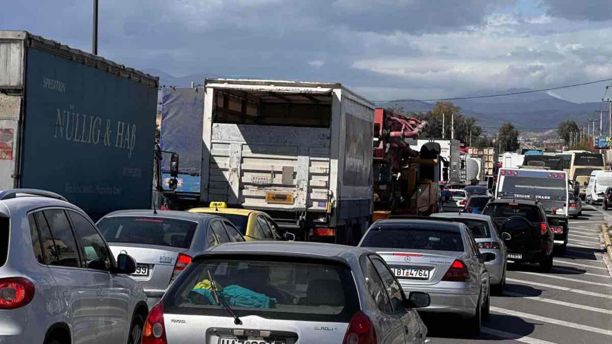 Κίνηση: «Διαβολοβδομάδα» στην Αθηνών Κορίνθου, 19 χλμ ουρά και 5 μήνες έργα