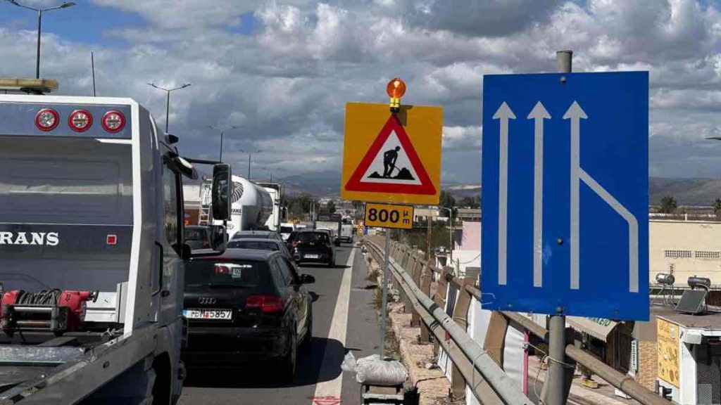 Κίνηση: «Διαβολοβδομάδα» στην Αθηνών Κορίνθου, 19 χλμ ουρά και 5 μήνες έργα